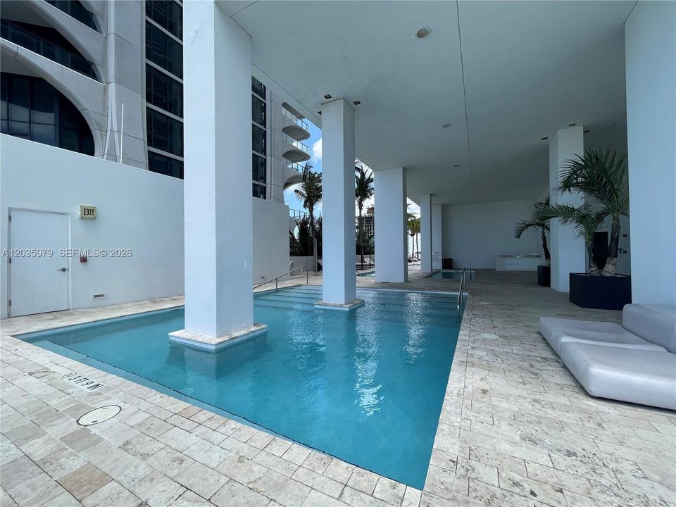 出租: $3,400 (1 贝兹, 1 浴室, 791 平方英尺)