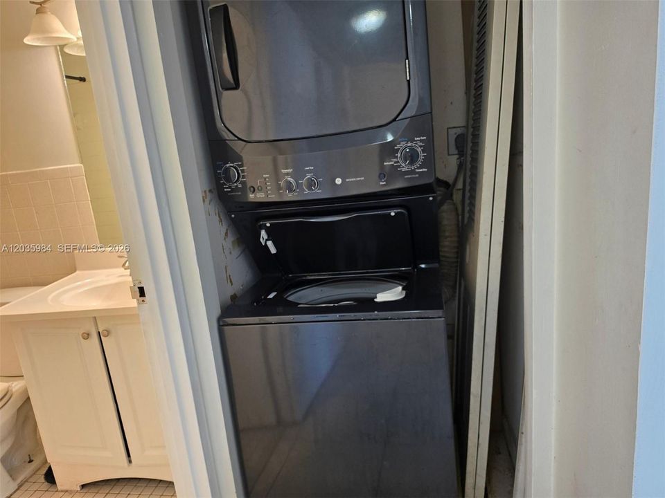 Activo con contrato: $2,000 (2 camas, 2 baños, 884 Pies cuadrados)