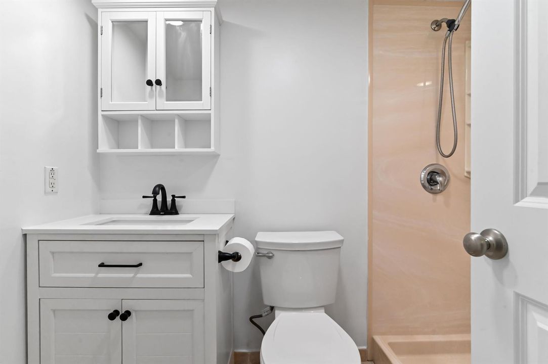 17 bathroom 01