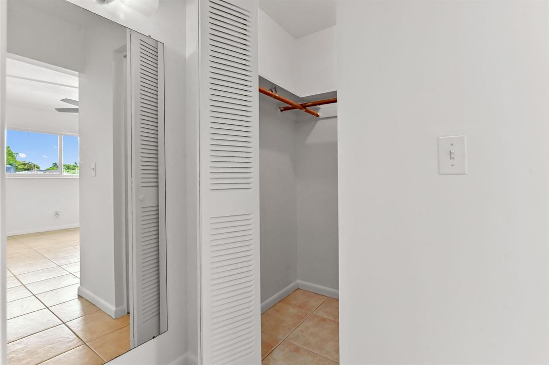 16 closet 01