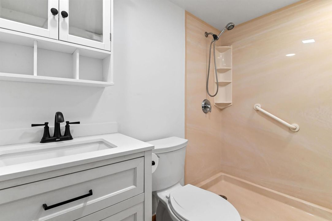 18 bathroom 02