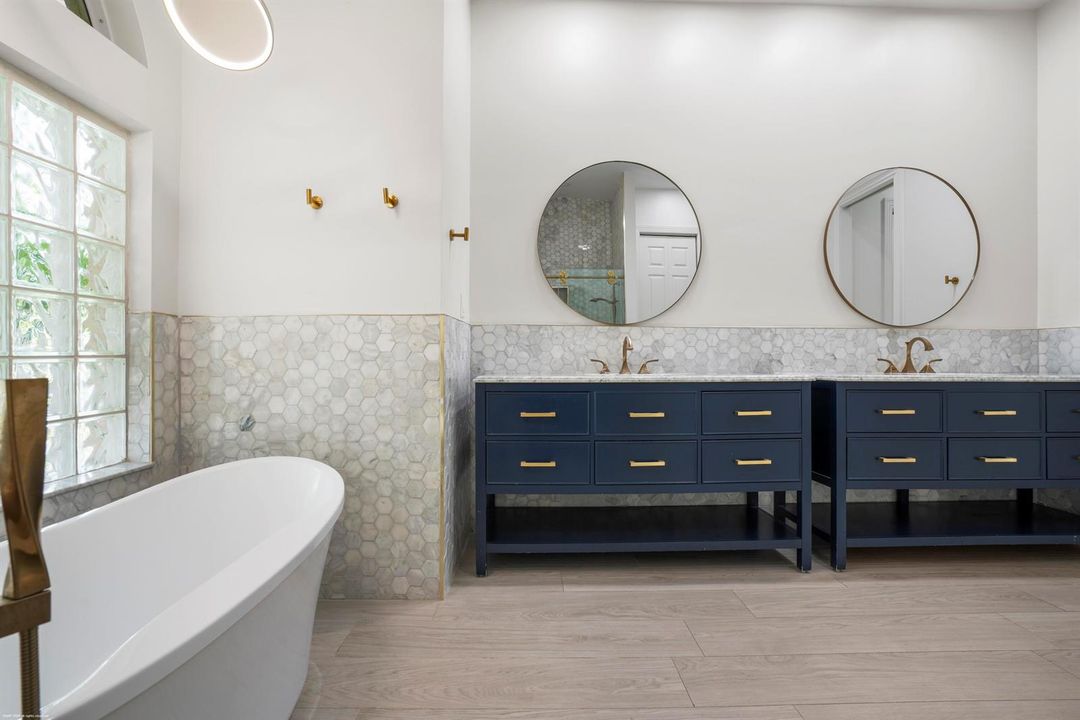 Primary en-suite bathroom