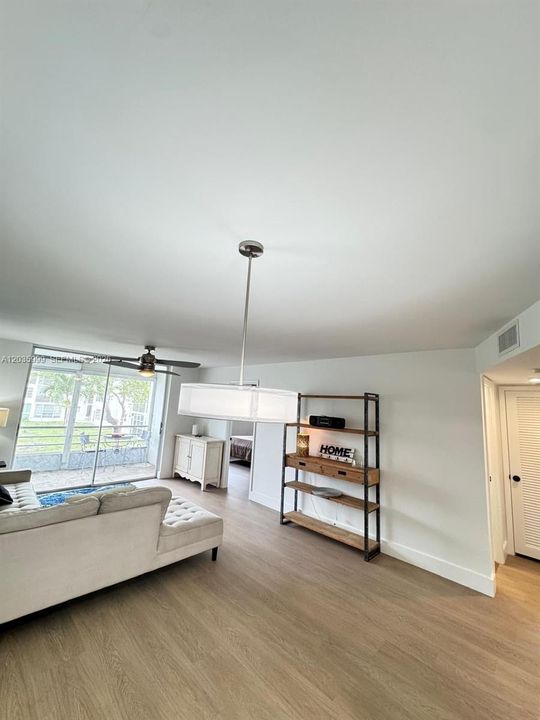 В аренду: $1,900 (2 спален, 2 ванн, 850 Квадратных фут)