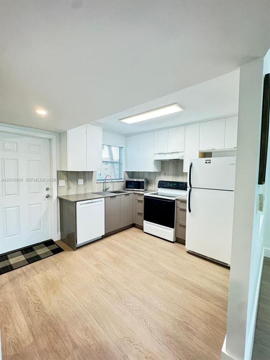 В аренду: $1,900 (2 спален, 2 ванн, 850 Квадратных фут)