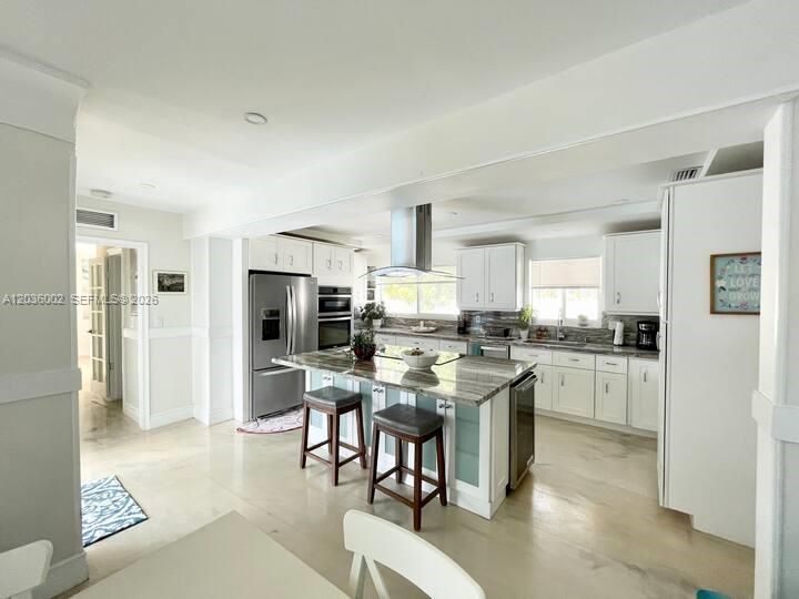 For Rent: $7,499 (4 beds, 3 baths, 2830 Square Feet)