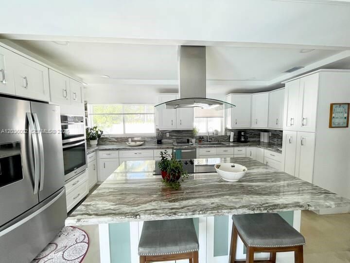For Rent: $7,499 (4 beds, 3 baths, 2830 Square Feet)