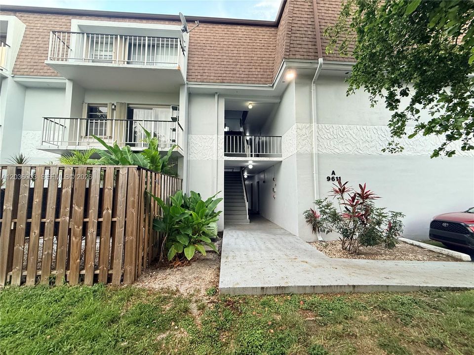 For Sale: $335,000 (2 beds, 2 baths, 998 Square Feet)