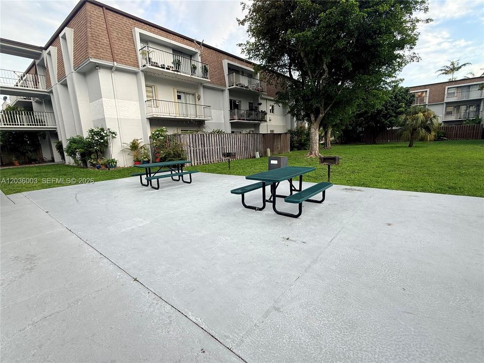 For Sale: $335,000 (2 beds, 2 baths, 998 Square Feet)