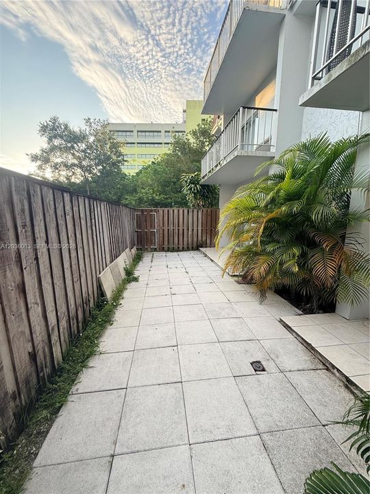 For Sale: $335,000 (2 beds, 2 baths, 998 Square Feet)