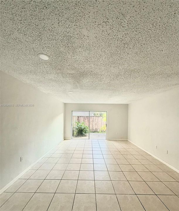 For Sale: $335,000 (2 beds, 2 baths, 998 Square Feet)