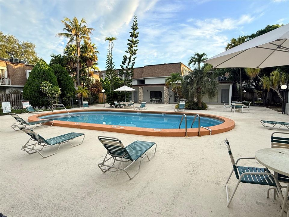 For Sale: $335,000 (2 beds, 2 baths, 998 Square Feet)