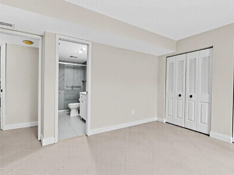 En Suite Bath Access