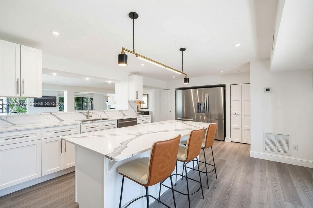 For Rent: $1,950 (1 beds, 1 baths, 880 Square Feet)