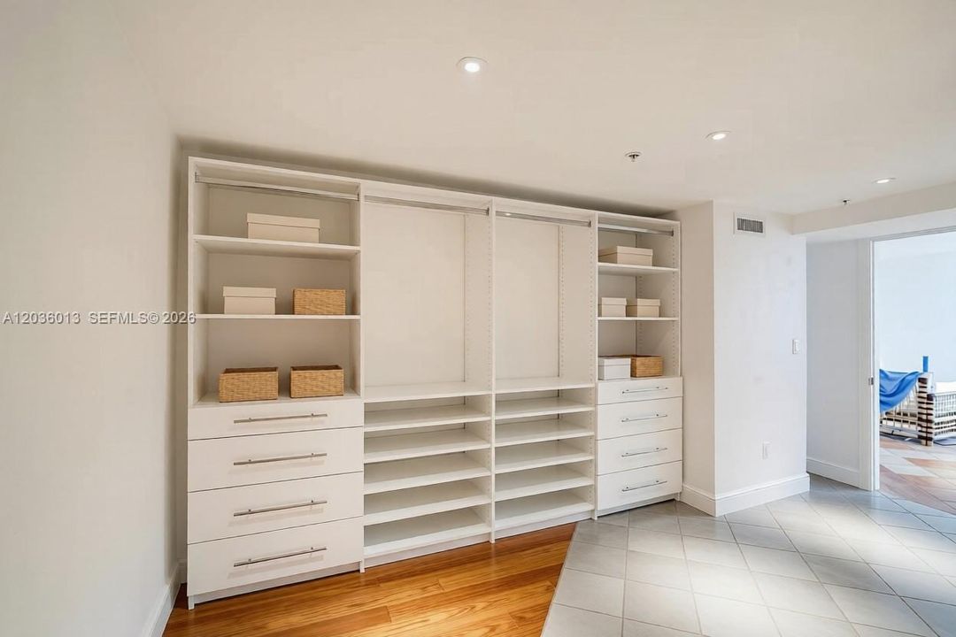 For Rent: $1,950 (1 beds, 1 baths, 880 Square Feet)