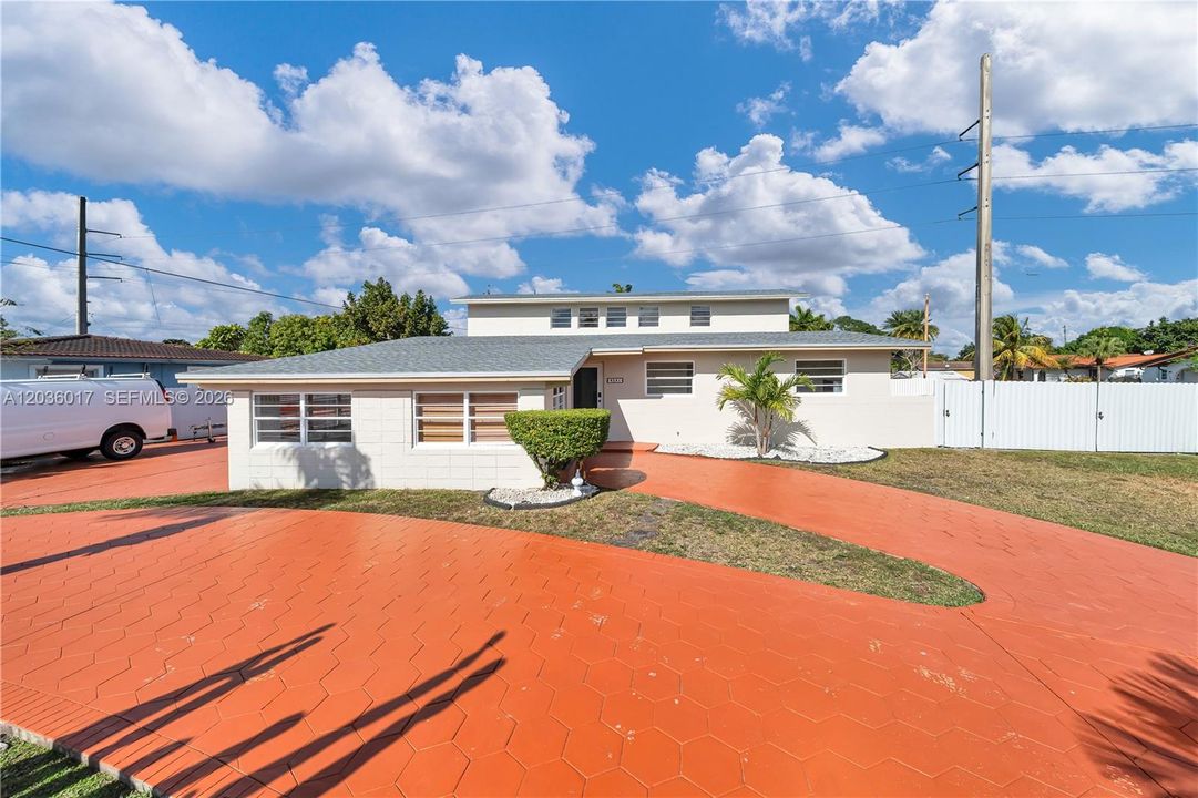 На продажу: $834,999 (4 спален, 3 ванн, 2352 Квадратных фут)