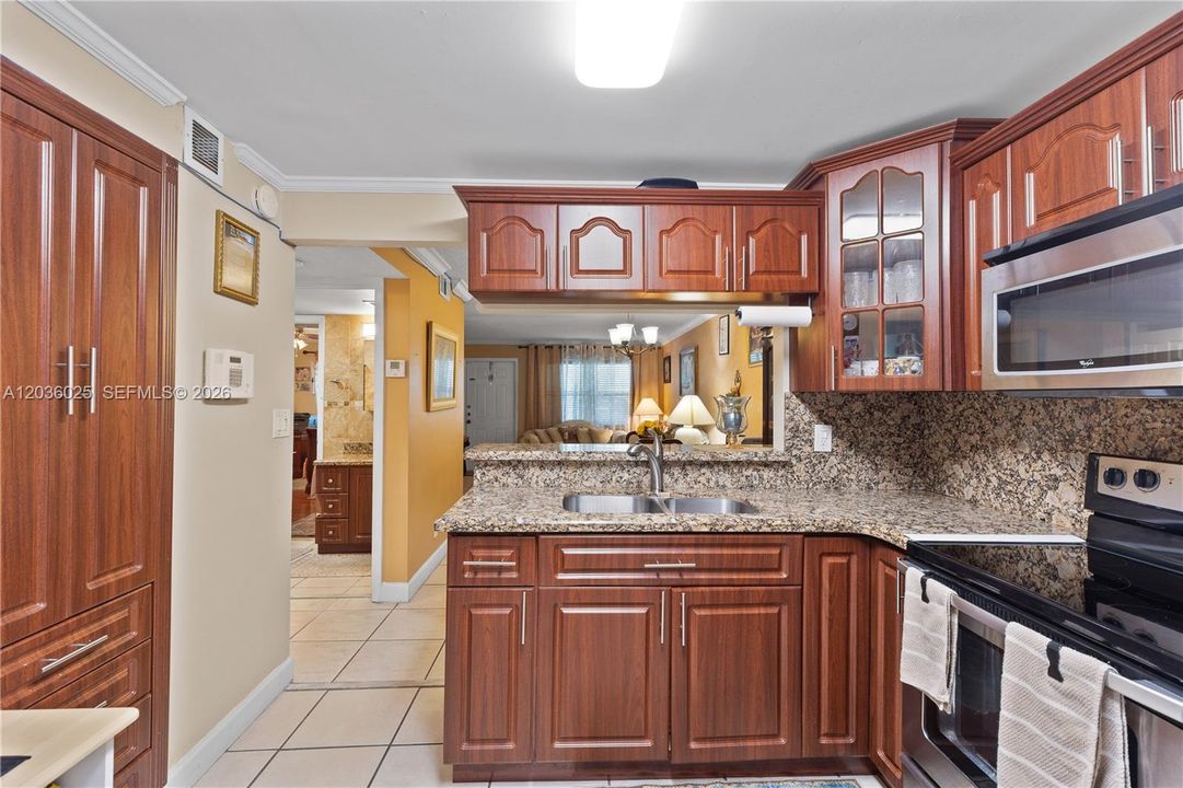На продажу: $179,000 (2 спален, 2 ванн, 1000 Квадратных фут)