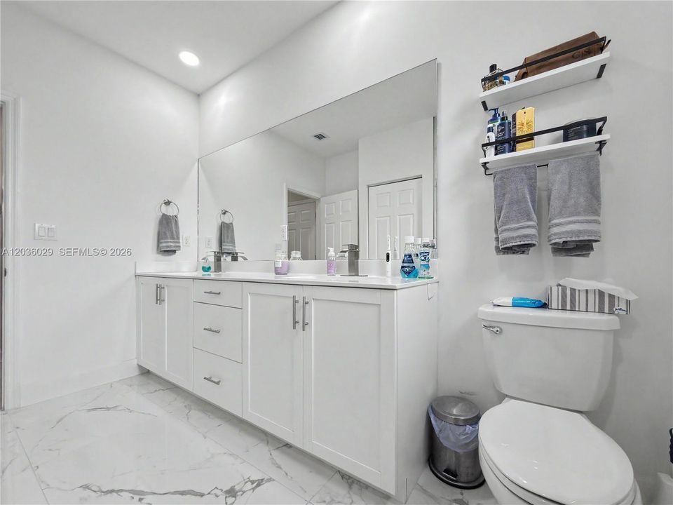 En Venta: $545,000 (3 camas, 2 baños, 1377 Pies cuadrados)