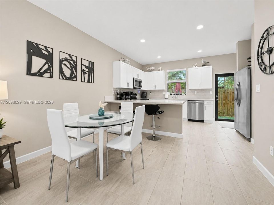 En Venta: $545,000 (3 camas, 2 baños, 1377 Pies cuadrados)