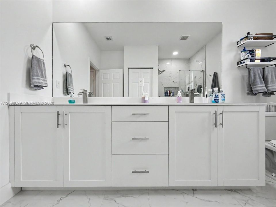 En Venta: $545,000 (3 camas, 2 baños, 1377 Pies cuadrados)