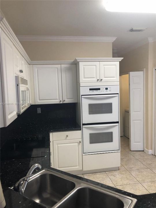 En Venta: $899,999 (4 camas, 3 baños, 2648 Pies cuadrados)