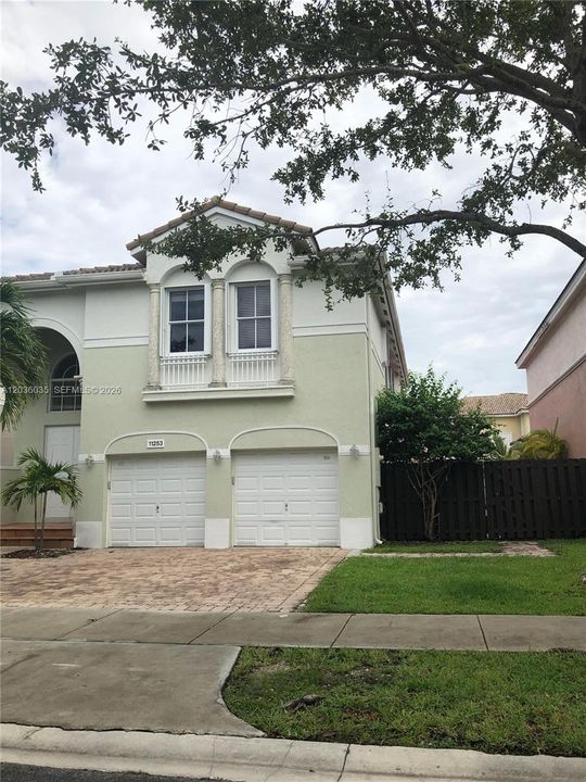 En Venta: $899,999 (4 camas, 3 baños, 2648 Pies cuadrados)
