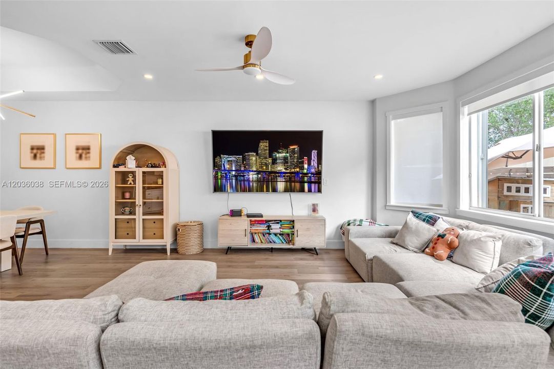 En Venta: $949,000 (3 camas, 3 baños, 2312 Pies cuadrados)