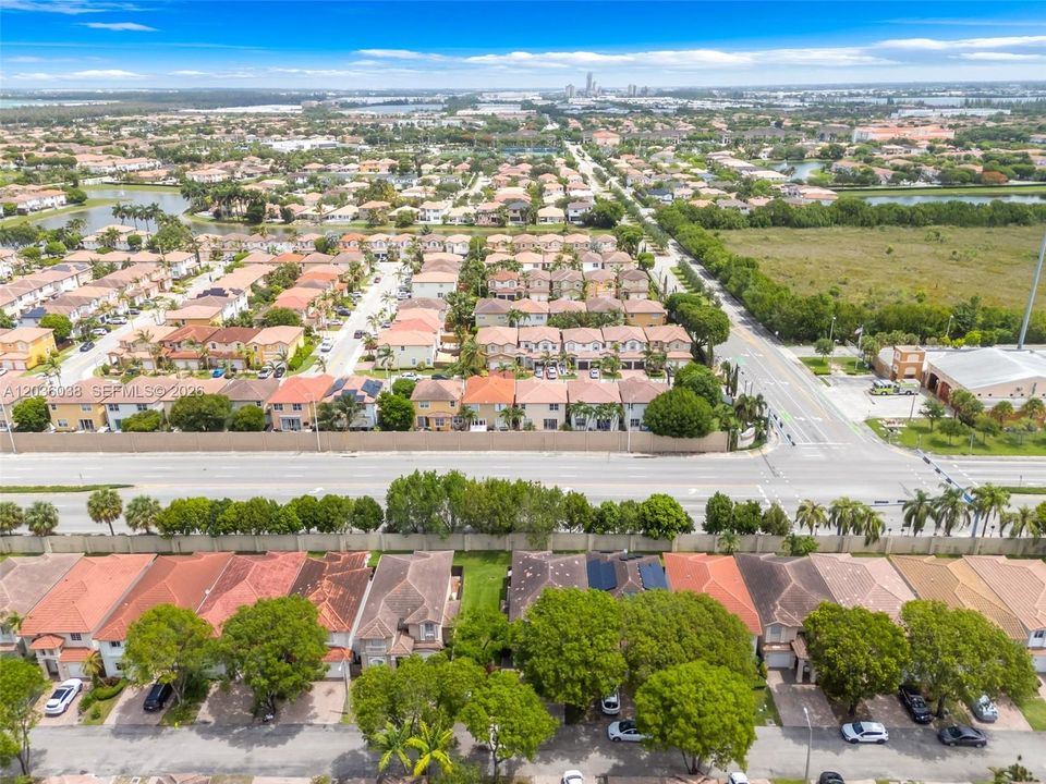 En Venta: $949,000 (3 camas, 3 baños, 2312 Pies cuadrados)