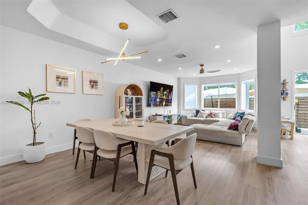 En Venta: $949,000 (3 camas, 3 baños, 2312 Pies cuadrados)