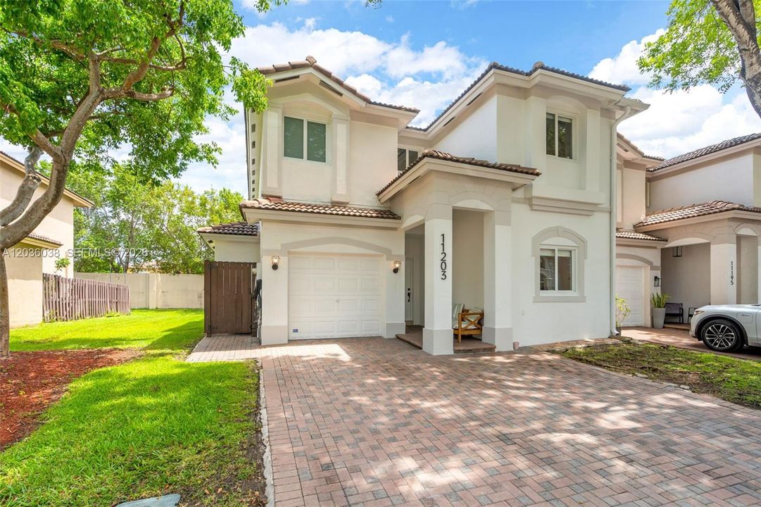 En Venta: $949,000 (3 camas, 3 baños, 2312 Pies cuadrados)