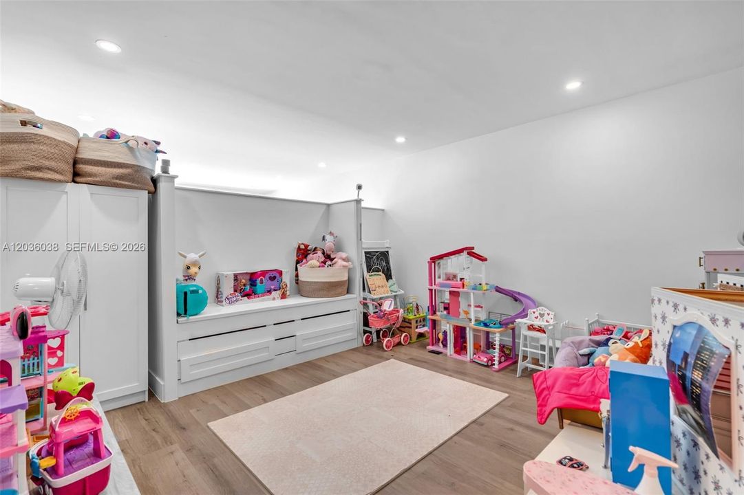 En Venta: $949,000 (3 camas, 3 baños, 2312 Pies cuadrados)