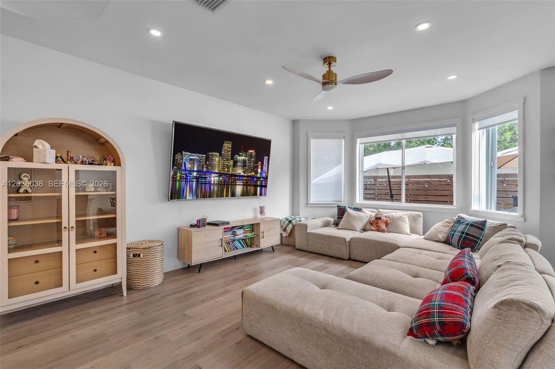 En Venta: $949,000 (3 camas, 3 baños, 2312 Pies cuadrados)