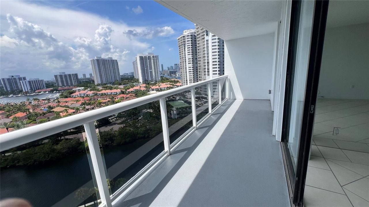 For Sale: $330,000 (2 beds, 2 baths, 1130 Square Feet)