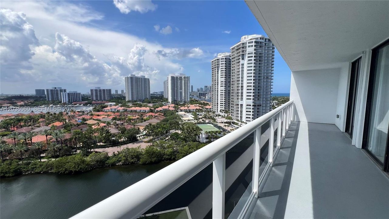 For Sale: $330,000 (2 beds, 2 baths, 1130 Square Feet)