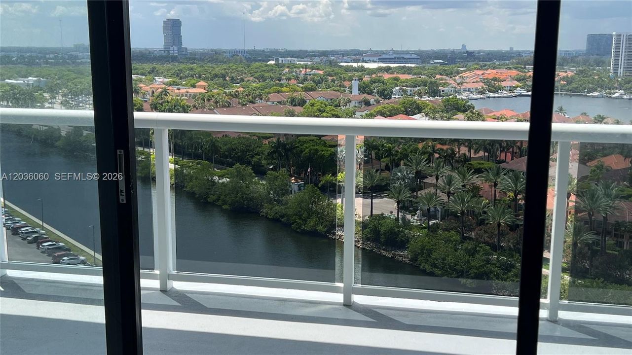 For Sale: $330,000 (2 beds, 2 baths, 1130 Square Feet)