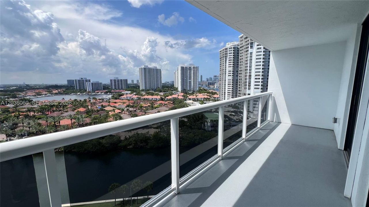 For Sale: $330,000 (2 beds, 2 baths, 1130 Square Feet)