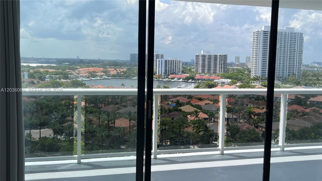 For Sale: $330,000 (2 beds, 2 baths, 1130 Square Feet)