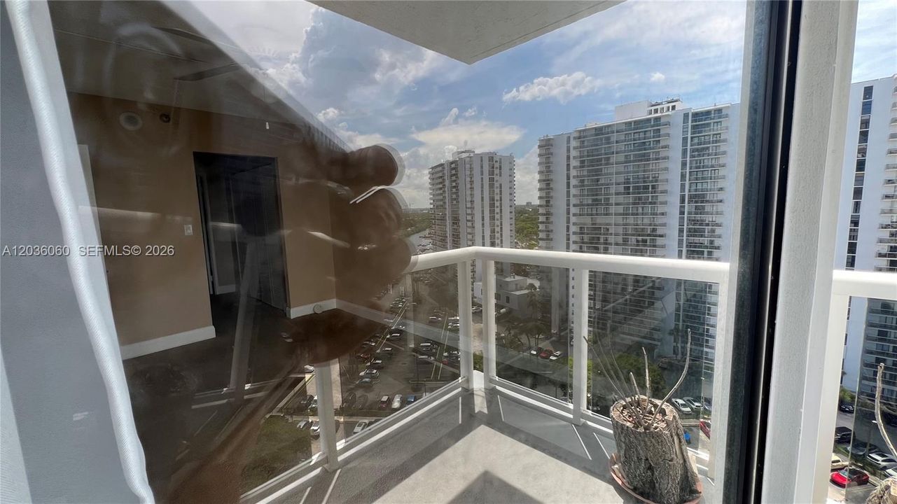 For Sale: $330,000 (2 beds, 2 baths, 1130 Square Feet)