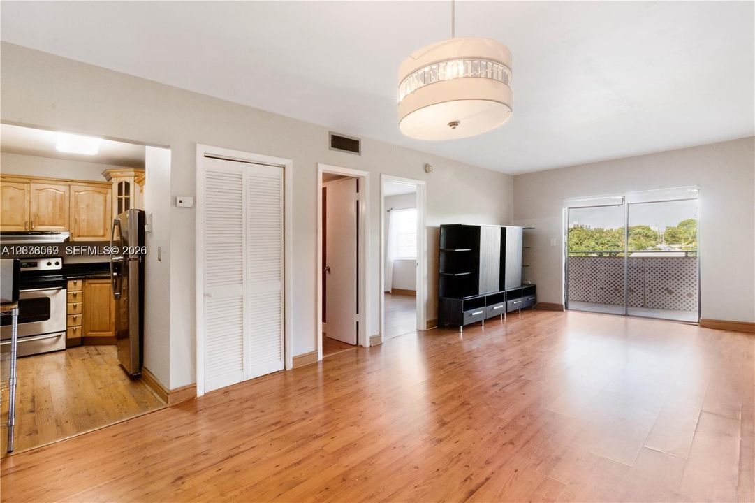 For Rent: $1,500 (1 beds, 1 baths, 698 Square Feet)