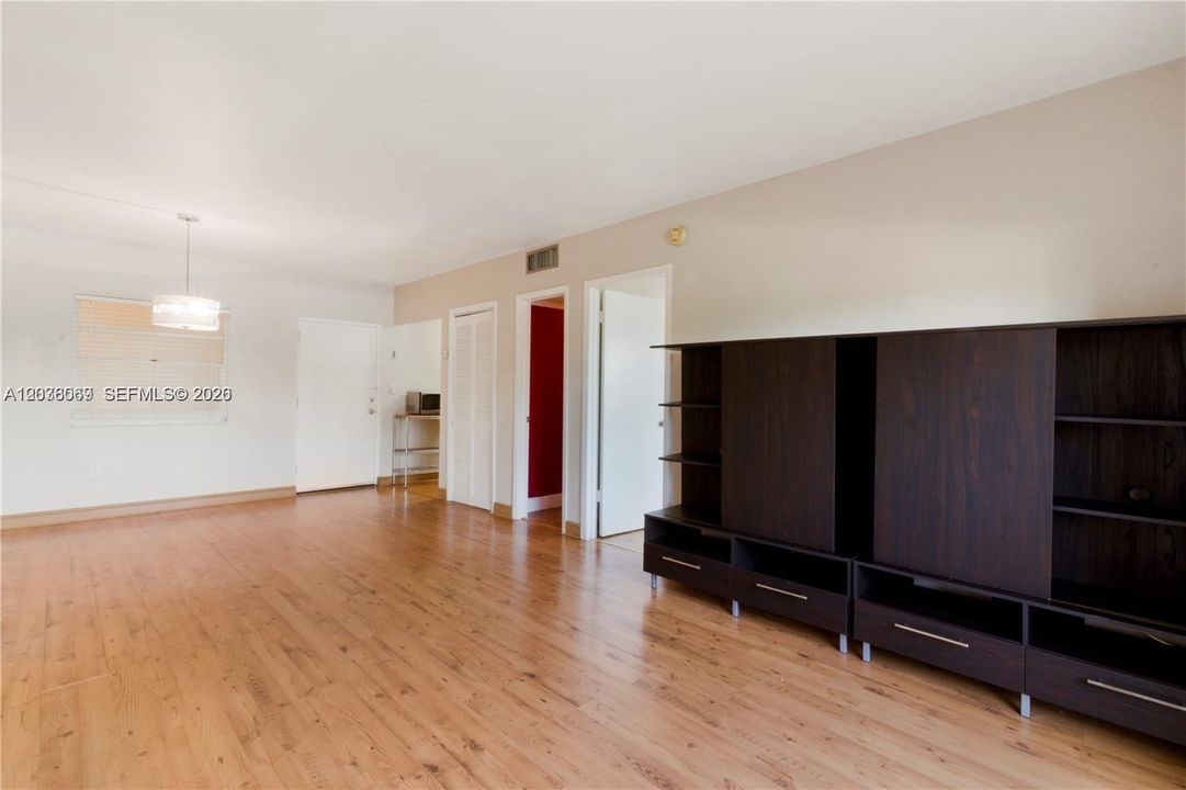 For Rent: $1,500 (1 beds, 1 baths, 698 Square Feet)