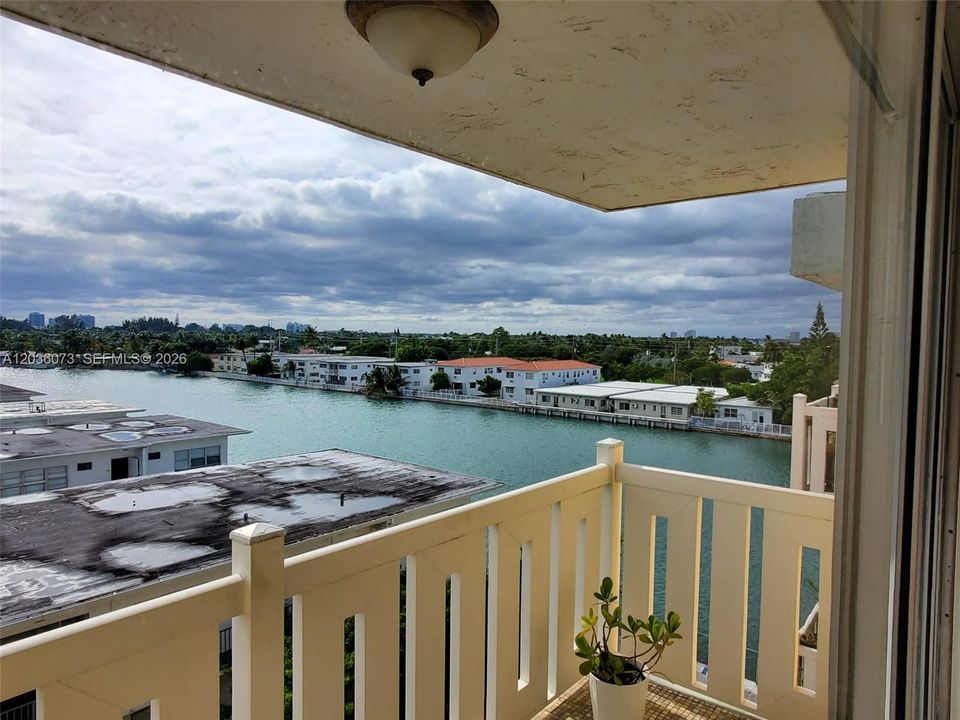 For Sale: $232,000 (1 beds, 1 baths, 799 Square Feet)