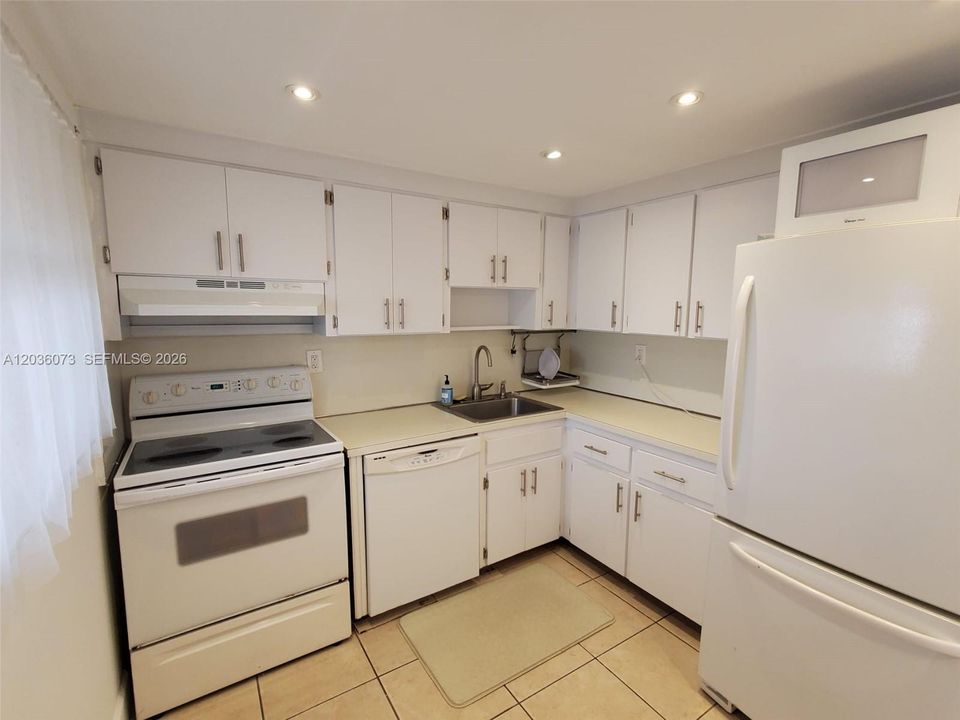 For Sale: $232,000 (1 beds, 1 baths, 799 Square Feet)