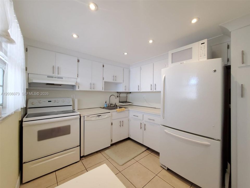 For Sale: $232,000 (1 beds, 1 baths, 799 Square Feet)