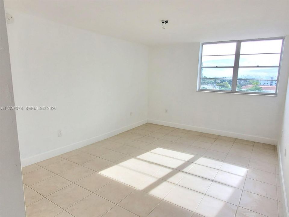 For Sale: $232,000 (1 beds, 1 baths, 799 Square Feet)