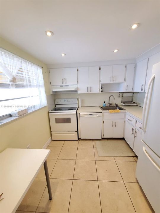 For Sale: $232,000 (1 beds, 1 baths, 799 Square Feet)
