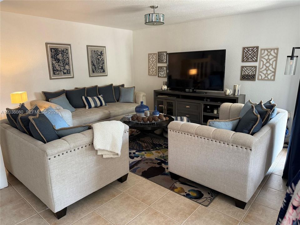 For Sale: $405,000 (2 beds, 1 baths, 1230 Square Feet)