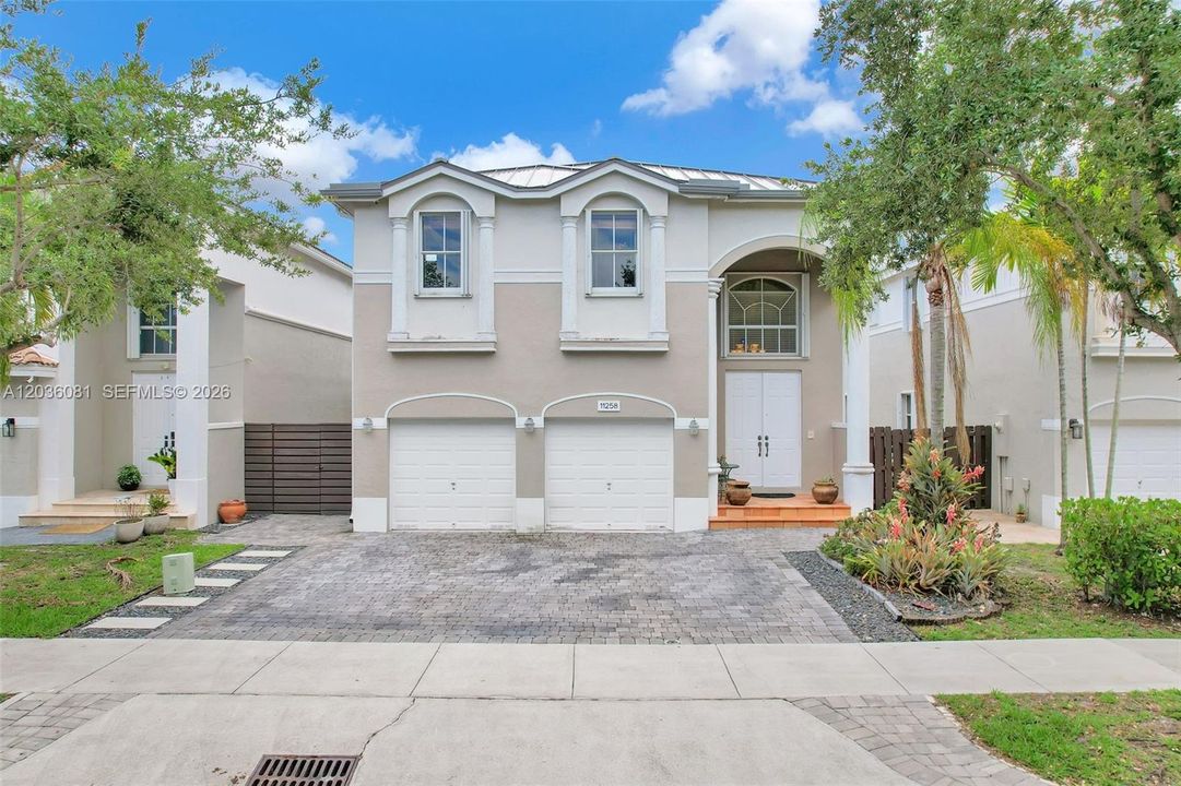 En Venta: $930,000 (4 camas, 2 baños, 2429 Pies cuadrados)