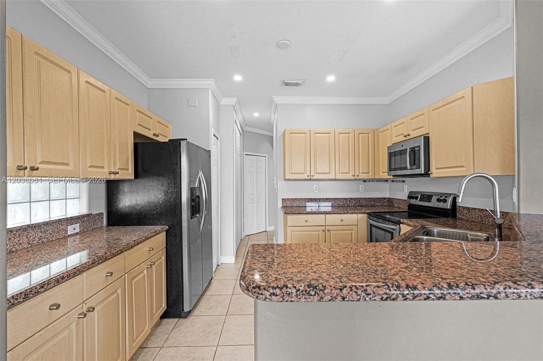 En Venta: $930,000 (4 camas, 2 baños, 2429 Pies cuadrados)
