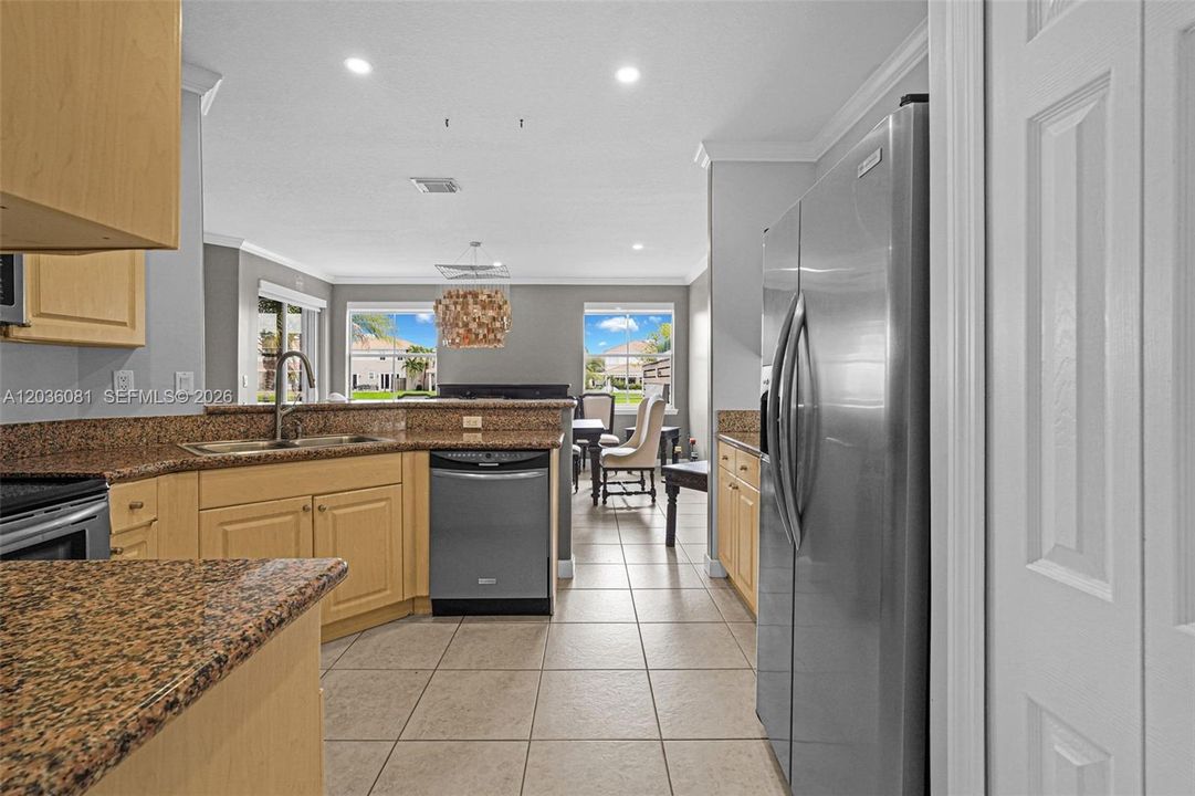 En Venta: $930,000 (4 camas, 2 baños, 2429 Pies cuadrados)