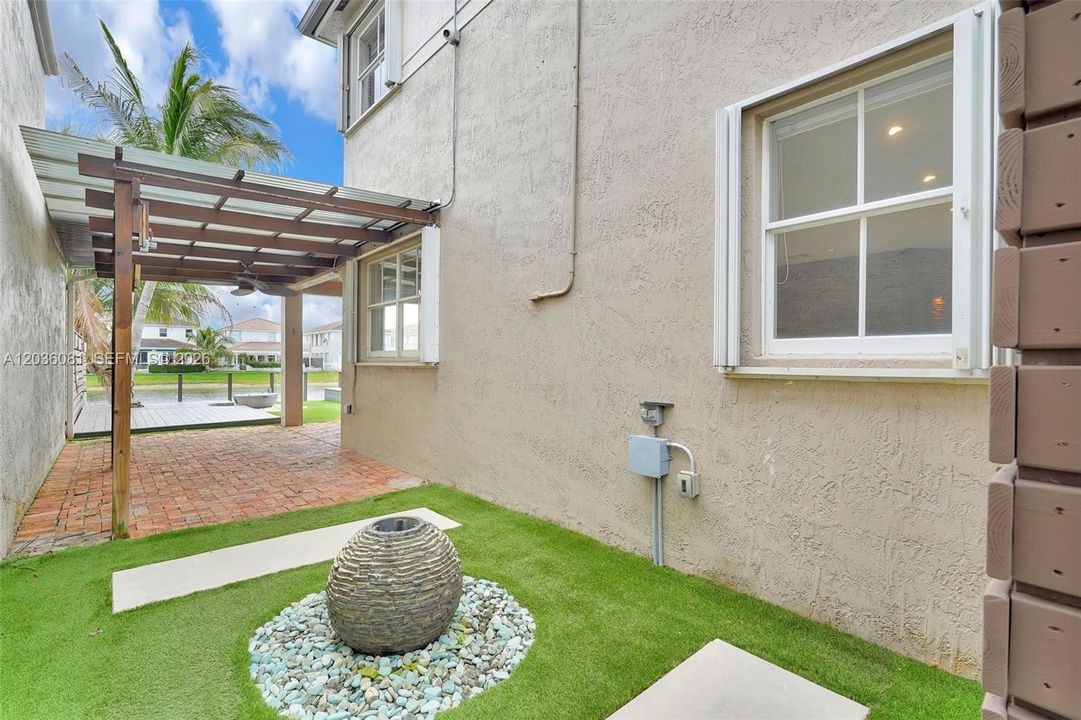 En Venta: $930,000 (4 camas, 2 baños, 2429 Pies cuadrados)