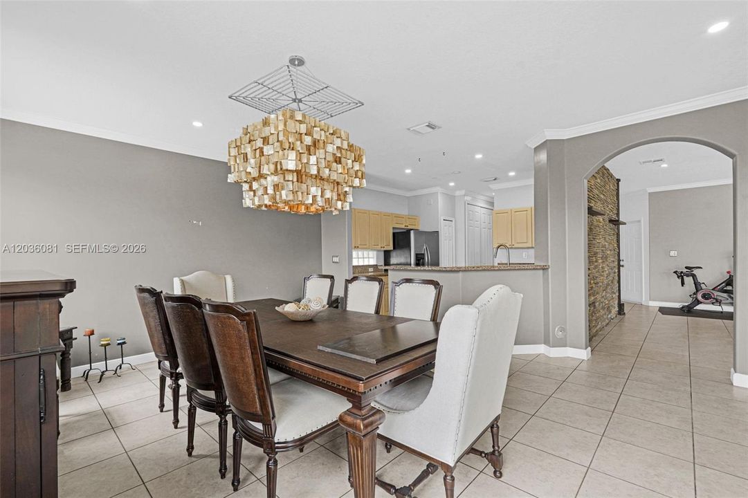 En Venta: $930,000 (4 camas, 2 baños, 2429 Pies cuadrados)